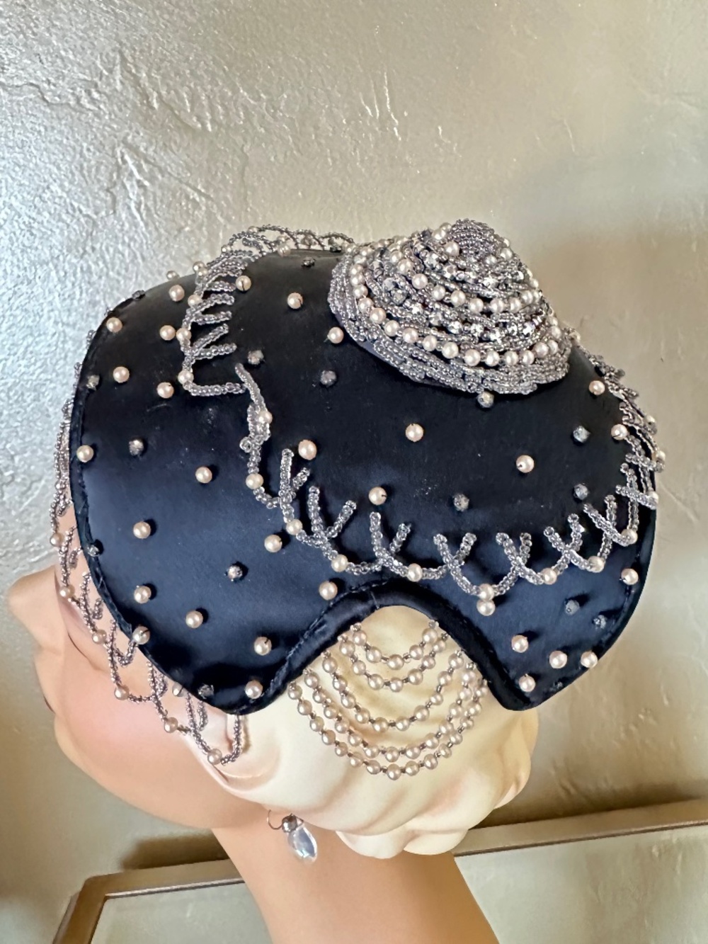 SENSATIONAL 1950s' BLACK SIAMESE STYLE FABRIC COCKTAIL HAT + BEADING/PEARLS - Picture 2 of 14